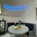 Апартаменты Neon Balaton, Large Botanical Garden, Bicycles, Pet&family Friendly, Outside Kitchen,