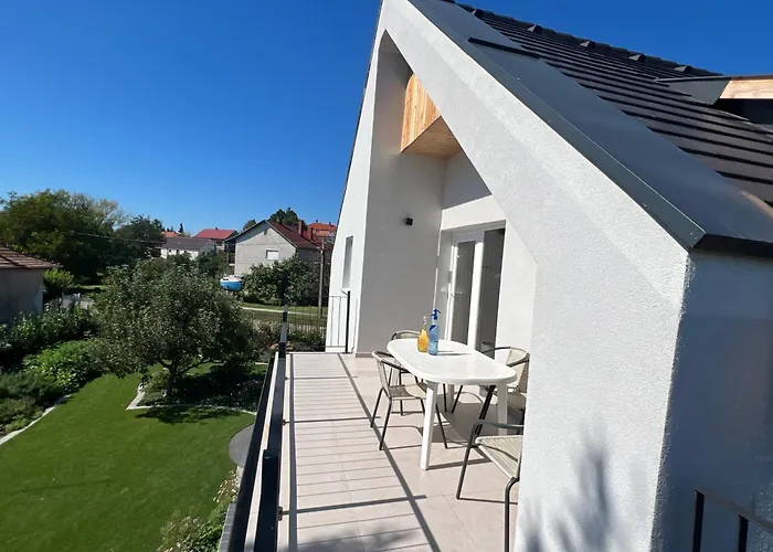 Neon Balaton, Large Botanical Garden, Bicycles, Pet&family Friendly, Outside Kitchen,